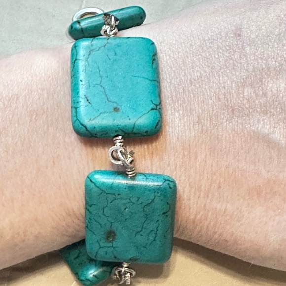 Green Howlite & silver toggle bracelet.  Large rectangular stones. - Picture 8 of 16